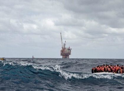 إنقاذ 12 شخصا من الغرق أثناء محاولتهم الهجرة سرا من فرنسا إلى بريطانيا