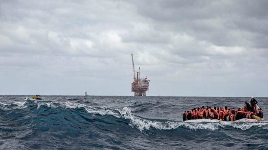 إنقاذ 12 شخصا من الغرق أثناء محاولتهم الهجرة سرا من فرنسا إلى بريطانيا