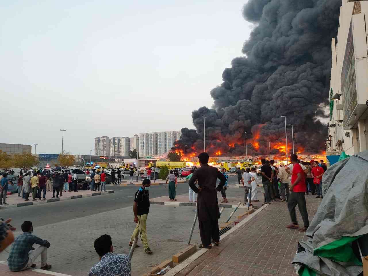 اندلاع حريق هائل بسوق عجمان الشعبي بالإمارات (صور+فيديو)
