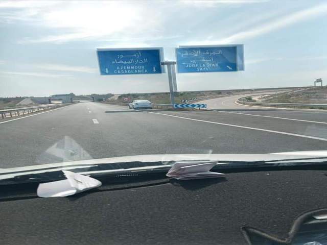 مستعملو الطريق السيار الجديدة الدار البيضاء يتساءلون حول قانونية وضع رادار مراقبة السرعة بسيارة خاصة