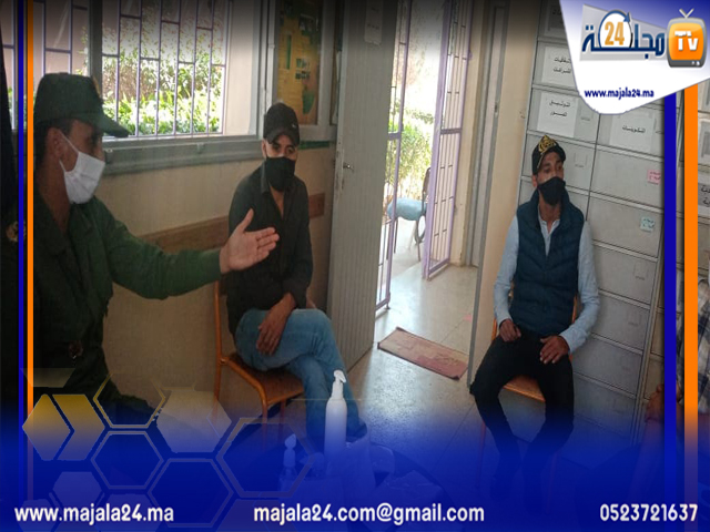 قائد يقود حملة لتوزيع الكمامات والتوعية بمؤسسة التعليمية ببيوكرى