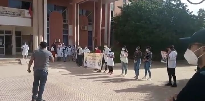 العيون…الممرض يحتج أمام المندوبية الإقليمية بالعيون