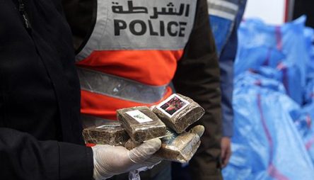 ميناء طنجة المتوسط.. إحباط محاولة لتهريب 450 كلغ من مخدر الشيرا