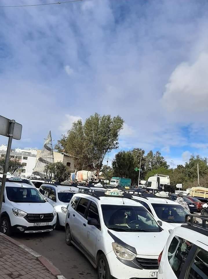 اصحاب سيارات الأجرة يعتصمون ضد اصحاب الدراجات الثلاثية العجلات ببوسكورة إقليم النواصر