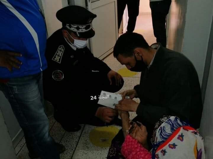 تعامل موظف امن مع امرأة عجوز يثير إعجاب فيسبوكيين