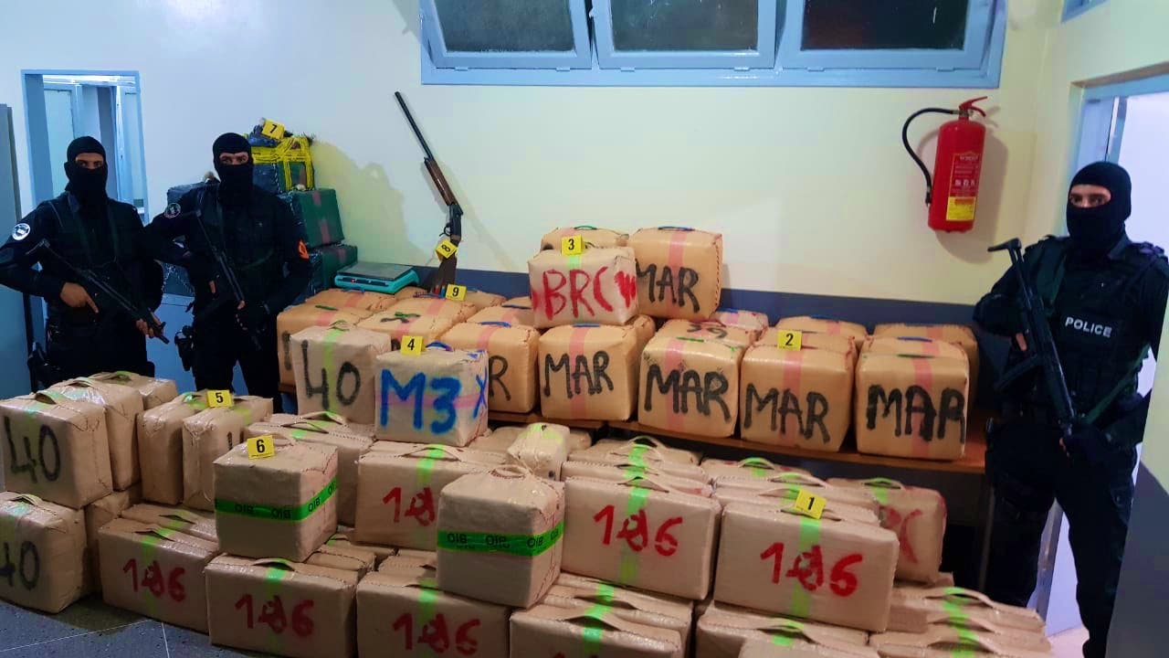 الدار البيضاء.. إحباط محاولة لتهريب طنين و360 كيلوغراما من مخدر الشيرا