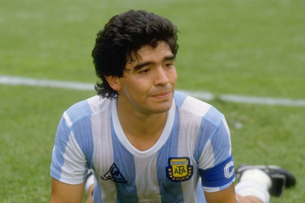 الأرجنتين …وفاة أسطورة كرة القدم  دييغو أرماندو مارادونا عن عمر ناهز 60 عاما