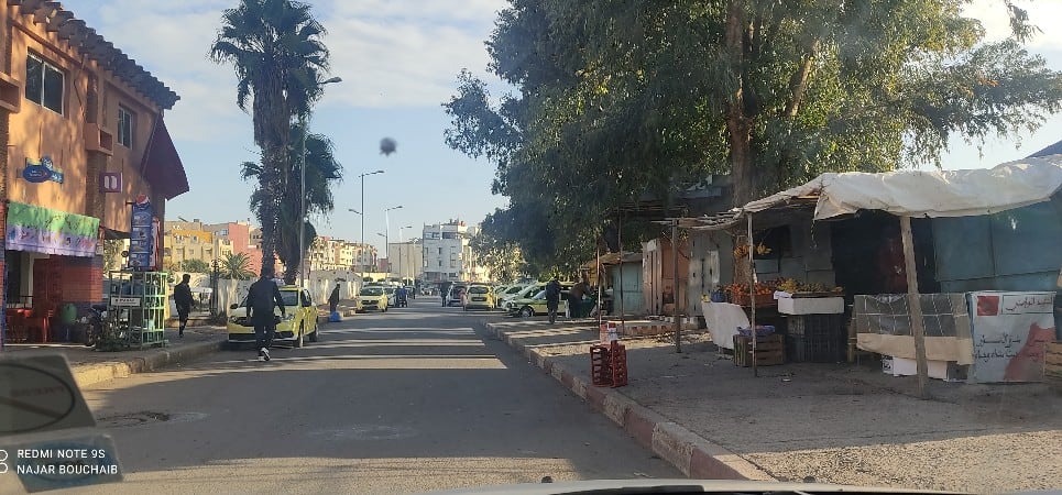 سطات.. أرباب المحلات التجارية بالمحطة الطرقية يستنكرون انتشار براريك التجارة العشوائية