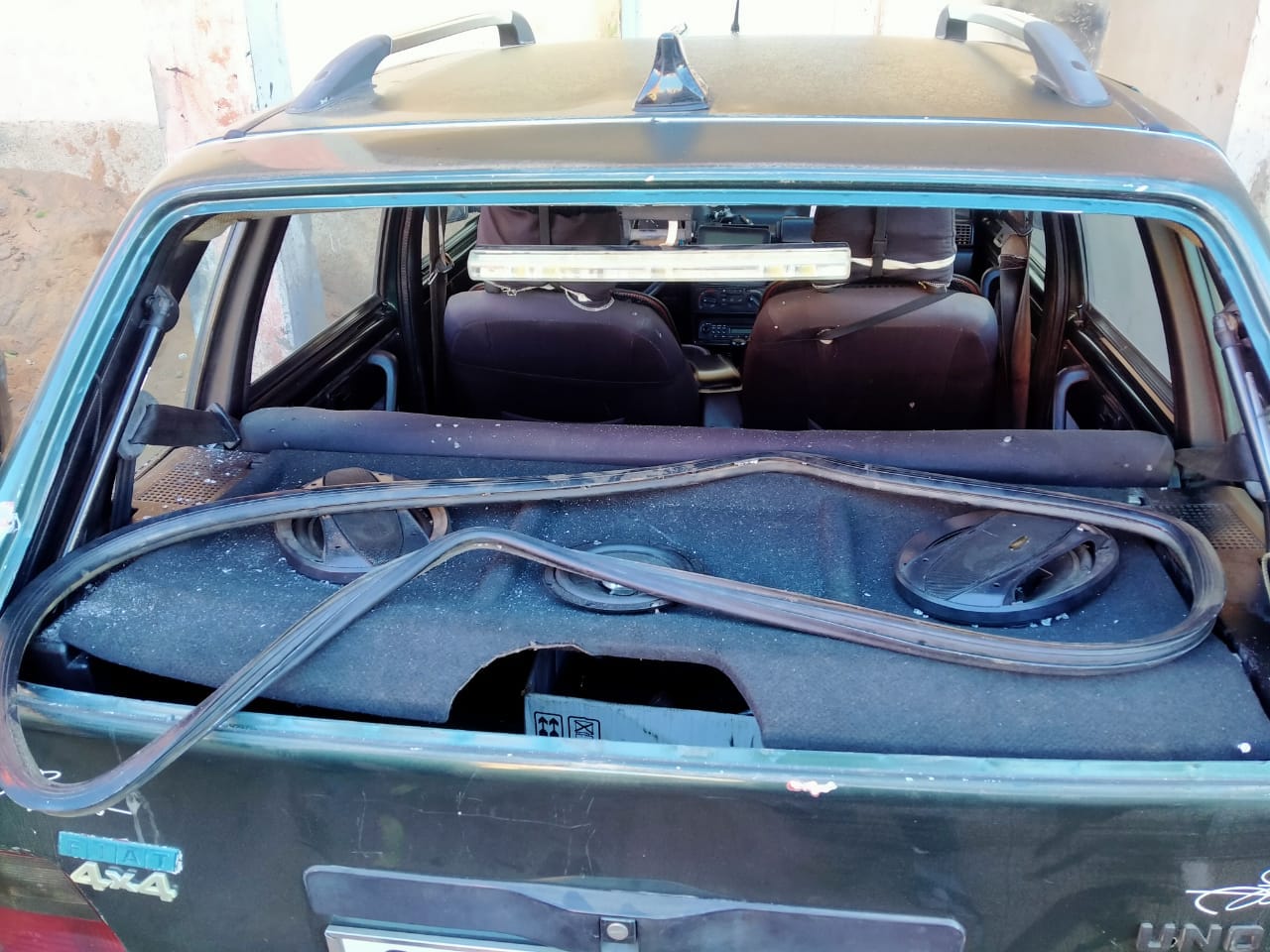 مجهولون يخربون ويكسرون سيارات مواطنين بابن جرير