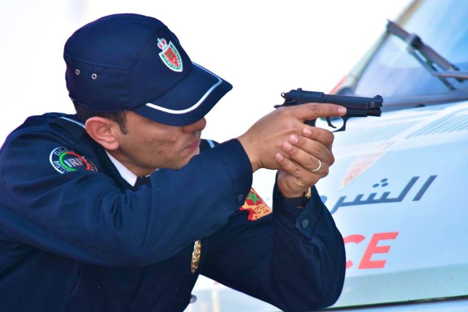 طنجة .. موظف شرطة يضطر لاستعمال سلاحه الوظيفي لتوقيف شخص من ذوي السوابق