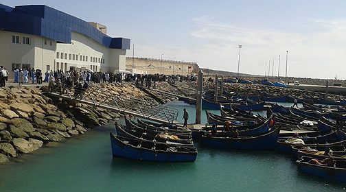 طرفاية.. تحطم قارب صيد تقليدي على متنه 14 بحارا