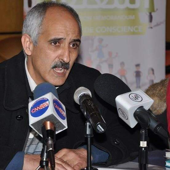 عودة مرة أخرى للخرجة الإعلامية لبنكيران( والتي اعتبرها البعض خرجة رجل دولة)، وبتحليل les actes de paroles من منظور تلفظي énonciatif يمكن استنباط ما يلي: 1. ما قامت به الدولة في علاقتها باسرائيل يشكل تهديدا للسلم الاجتماعي. وبالتالي، يقدم بنكيران نفسه حاميا للسلم المدني،بل ومسؤولا عنه. 2.يعتبر بنكيران بأن مسؤولية تطبيع العلاقة مع إسرائيل تعود للرجل الأول في الدولة أي الملك. 3. يحاول بنكيران تبرئة العدالة والتنمية من أي مسؤولية حكومية. 4.يقدم بنكيران نفسه وصيا على العدالة والتنمية، ومنقذا للعثماني من ورطته أمام الأتباع والمريدين. 5.يحرض بنكيران ضد العثماني، أي يحرض في الأصل ضد عملية التوقيع بالدعوة إلى إرجاء الخلافات إلى المؤتمر أو المجلس الوطني. 6.لم يصرح بنكيران بأي موقف حقيقي من استئناف العلاقات الديبلوماسية مع إسرائيل. وفي المقابل، نسج خطابه بكامله في اتجاه مسؤولية الملك. 7.يقدم بنكيران حزب العدالة والتنمية بكونه يشكل المعادلة الحاسمة في استقرار البلاد. هذه عناصر أولية للفهم والتحليل.