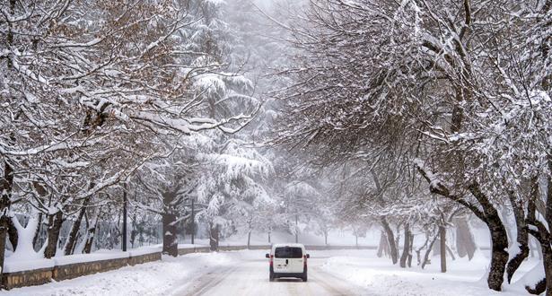 تساقطات ثلجية وطقس بارد من يوم غد الجمعة إلى الاثنين بعدد من أقاليم المملكة