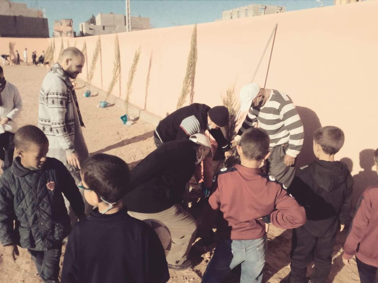 تلاميذ يساهمون في نشاط تشجير ببيوكرى