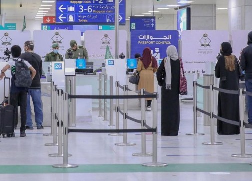 السعودية تمدد إجراءات إغلاق الحدود بسبب السلالة الجديدة لكورونا وتسمح لغير السعوديين بالمغادرة