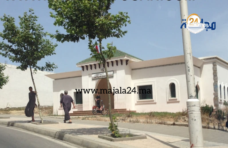 بعد مرور أزيد من شهرين على تقدم مستثمر بتطوان بشكاية لدى النيابة العامة ضد قائد الملحقة الإدارية المطار بتطوان، متهما إياه بالتهجم على معمله الذي يملكه بالمنطقة الصناعية بتطوان، حيث كان بصدد إجراء بعض الإصلاحات داخله، واقتحامه رفقة عوني سلطة تابعين له دون موجب قانوني وقيامهم بأعمال تخريبية شملت هدم حائط يتواجد داخل البناية واستعمال العنف والضرب في حق حارس البناية وحجز معدات تخص شركته وطرد العمال بطريقة تعسفية مع التهديد بالاحتجاز، واستماع الضابطة القضائية بولاية أمن تطوان إلى أقوال المشتكي والشهود الخمسة المذكورة أسماؤهم بالشكاية التي نتوفر على نسخة منها، وتقدم حارس ذات البناية (ع.خ) بشكاية أخرى ضد نفس القائد لدى الوكيل العام باستئنافية تطوان بتاريخ 14 نونبر 2020 (نتوفر على نسخة منها)، متهما إياه بسبه وشتمه وتعنيفه جسديا وحجز بطاقته الوطنية التي لازالت بحوزة المشتكى به إلى اليوم، وطرده بالقوة من البناية الذي يشتغل حارسا لها مع تهديده بالاحتجاز، وهي كلها أفعال تشكل جنحا منصوص عليها وعلى عقوباتها في الفصول 231 و401 و402 و403 و429 و442 و443 من القانون الجنائي المغربي. وبناء على ذلك، تم استدعاء المشتكى به من طرف الوكيل العام بتاريخ 03 دجنبر 2020 للمثول أمامه والاستماع إلى أقواله بشأن النازلة، واليوم، وبعد مرور شهر بالتمام والكمال على استدعائه لازال المشتكى به لم يمتثل بعد لاستدعاء النيابة العامة، متحججا بالمرض، فيما هو ظل يمارس مهامه بشكل اعتيادي إلى اليوم. وفي السياق ذاته وجه الوكيل العام استفسارا للمشتكى به بخصوص القضية بتاريخ 01 دجنبر 2020، ولازال هذا الأخير لم يجب عنه بعد إلى حدود كتابة هذه الأسطر. وارتباطا بنفس الموضوع، حددت المحكمة الإدارية بالرباط يوم الثلاثاء 05 يناير الجاري كتاريخ لعقد الجلسة الأولى للبت في نزاع المستثمر المعني مع القائد المشتكى به في شقه الإداري، وهذا الأخير امتنع عن تسلم تبليغ المحكمة الذي توصل به يومه الإثنين (نتوفر على نسخة منه)، في انتظار ما ستقرره النيابة العامة باستئنافية تطوان في حق هذا الأخير في حال استمراره في عدم المثول أمامها رغم استدعاءاتها له، فيما يخص الشق الجنائي في النزاع. وبخصوص تماطل المشتكى به في المثول أمام النيابة العامة دون تقديمه لمبرر معقول، وكذا عدم إجابته على الاستفسار الموجه إليه من طرف الوكيل العام رغم انصرام أزيد من شهر على توصله به، يتساءل المشتكي باستغراب شديد عن "الشيء الذي جعل هذا القائد يرفض المثول أمام النيابة العامة رغم أوامر الوكيل العام ويتنصل بالتالي من الخضوع للمسطرة القانونية الجاري بها العمل وهو رجل سلطة موكول إليه السهر على تطبيق القانون"، مضيفا في ذات السياق: "إذا كان دستور المملكة، وهو أسمى وثيقة قانونية في البلاد، قد نص بصريح العبارة في فصله السادس على أن "القانون هو أسمى تعبير عن إرادة الأمة، والجميع، أشخاصا ذاتيين واعتباريين، بما فيهم السلطات العمومية، متساوون أمامه وملزمون بالامتثال له"، فما الذي يمنع هذا القائد من الامتثال للدستور وللقانون يا ترى؟". هذا وقد عبر المشتكي عن أمله في أن تأخذ المسطرة القانونية مجراها الطبيعي في أقرب الآجال، خاصة وأن معمله بالمنطقة الصناعية لازال متوقفا إلى يومنا هذا بسبب هذا النزاع، الشيء الذي فوت عددا مهما من فرص الشغل كان سيوفرها لأبناء المنطقة في ظل الأوضاع الاقتصادية والاجتماعية الصعبة التي تمر بها المنطقة خصوصا والمغرب عموما في الظرفية الراهنة، إذ أنه كان سيشغل ما يزيد عن 480 عاملا وعاملة، ما يعني إعالة أزيد من 480 أسرة، معربا عن كامل ثقته في القضاء الذي تعود إليه وحده الكلمة الفصل في القضية، ومؤكدا في الوقت نفسه عن عدم تراجعه أو استسلامه بخصوص هذه القضية مهما كلفه ذلك، لأنه - حسب قوله دائما - لجأ إلى القانون واستعمل الآلية القانونية التي كفلها له دستور البلاد والقوانين ذات الصلة وسيمضي فيها إلى النهاية.