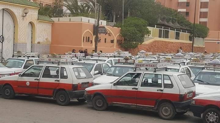 العيون…وقفة احتجاجية لتنسيقية قطاع سيارات الأجرة