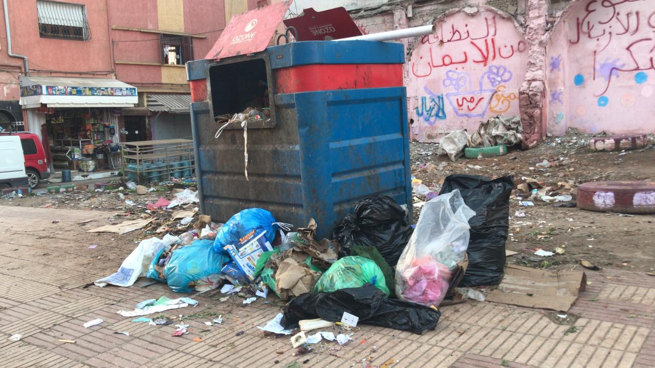 انتشار فضيع للأزبال والنفايات بمدينة بنسليمان