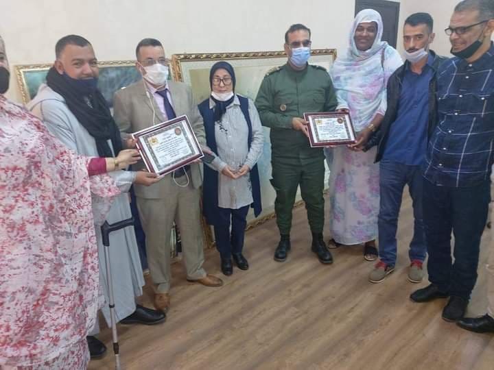 العيون…المنظمة المغربية للملكيين عبر العالم تكرم السيد العربي لمغاري باشا مدينة العيون