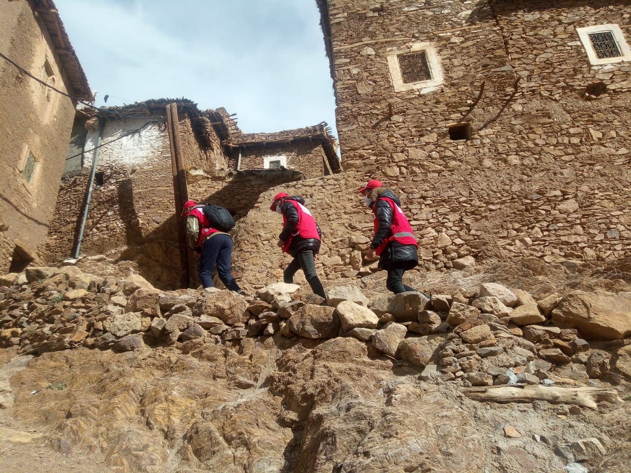 الهلال الأحمر المغربي بشيشاوة في حملة إنسانية لتوزيع الملابس والأغطية