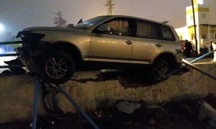 سيارة تحمل ترقيم الدولة تتسبب في حادثة سير غريبة بكورنيش الجديدة