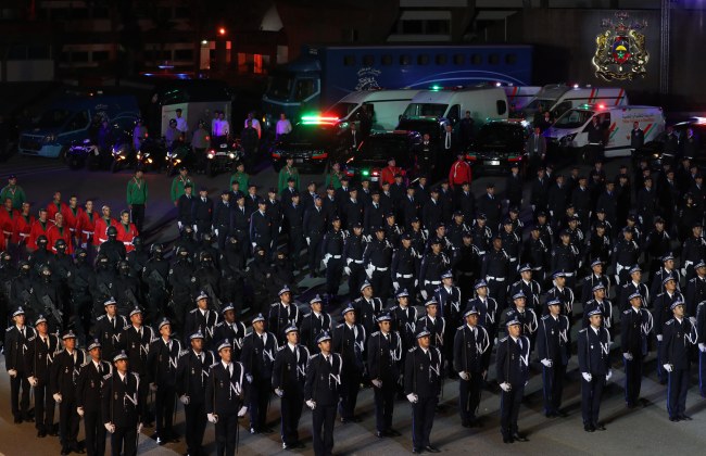 أقدمت المديرية العامة للأمن الوطني ، صباح هذا اليوم .الجمعة فاتح يناير 2021 عن تقديم لوائح الترقية لفائدة عشرة ٱلاف ومائتان وعشرة .شرطي وشرطية في مختلف الأسلك . حيث كانت الإستفادة من الترقية لمراتب أعلى ل 10210 موظف أمن ،وستفادة 5038 بين مقدم ومقدم رئيس ،وكذالك 2894 بين ضابط وضابط أمن ممتاز، و 62 مراقب عام ،و13 والي أمن ،و 54 عميد إقليمي. وكذالك أكثر من 500 عميد . حيث عكفت لجنه الترقية على دراسة الملفات22505 موظف مسجلين في قوائم الترقية، برسم سنه 2020 مع إعطاء العناية الخاصة بالنسبة للموظفين المصنفين من الدرجة الصغرى والمتوسطة ،لضمان لهم تحفيزات في مجال الإرتقاء الوظيفي. حيث استبشر موظفو الأمن الوطني بمختلف مراتبهم بهذا الخبر الصار، الذي جاء تزامن مع بداية السنة الجديدة ،وكمجهود الجبار الذي قامت به هذه الفئة خلال الظرفية الوبائية التي يمر منها بلادنا العزيز . وقد استُقبلت هذه الهدية الرائعه بحفاوة كبيرة من طرف موظفي الامن الوطني. نشير انه منذ تعيين السيد عبد اللطيف الحموشي مدير العام للامن الوطني على المديرية العامة ،أصبحت تعرف حركية ودينامية جديدة من نوعها .بنهجها مجموعة من السياسات والأفكار جديدة ،من بينها سياسة القرب و الإنفتاح والتواصل مع المواطن خاصة مع أيام "أبواب المفتوحة". التي أصبحت دورة لتواصل مع المواطنين في العديد من المدن و أقليم ،لخلق شعار "الشرطة في خدمة الوطن والمواطن "إلي حيز الوجود