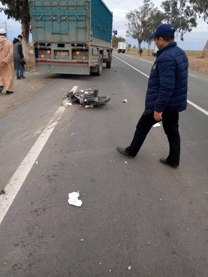 بن جرير … شاحنة كبيرة تدهس سائق دراجة نارية و ترديه قتيلا