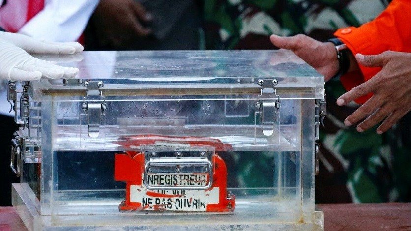 استخراج تسجيلات أحد الصندوقين الأسودين للطائرة الإندونيسية المنكوبة