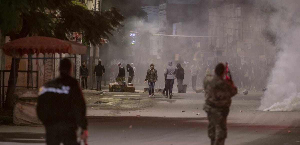 الاحتجاجات تعود في تونس... والأمن يستعمل الغاز المسيل للدموع وسط شارع الحبيب بورقيبة