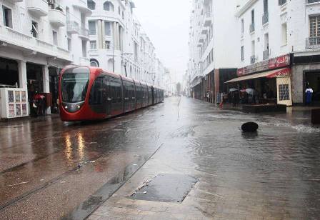 الدار البيضاء: الأمطار الغزيرة “تشل” حركة الطرامواي وتعرقل التحركات