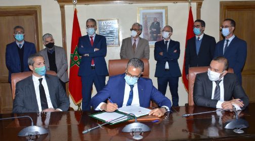 المكتب الوطني للكهرباء والماء الصالح للشرب.. توقيع عقود الرحبة الريحية “جبل لحديد” بالصويرة