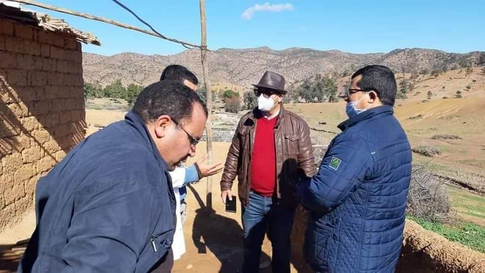 أمزازي يدخل على الخط بعد إنتشار صورة لمسكن أستاذ وزوجته في حالة يرتى لها