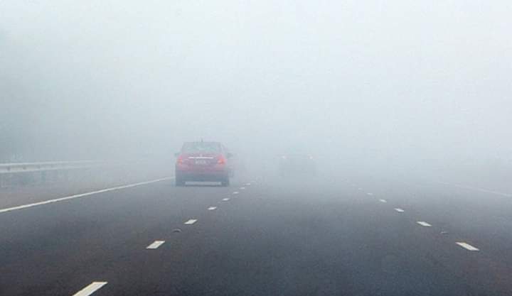 بلاغ ينبه السائقين المهنيين ومستعملي الطريق من الضباب الكثيف