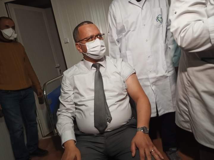 العيون…المدير الجهوي الدكتور علي الهواري رفقة الأطر الصحية اول من التحق بركب المُلقَّحين بالعيون