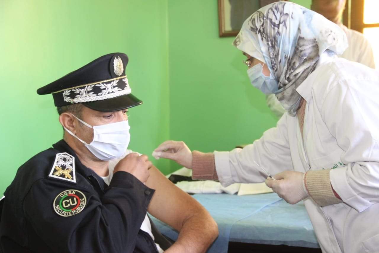 اشتوكة .. رجال الحموشي يتلقون الجرعة الاولى من لقاح كوفيد-19