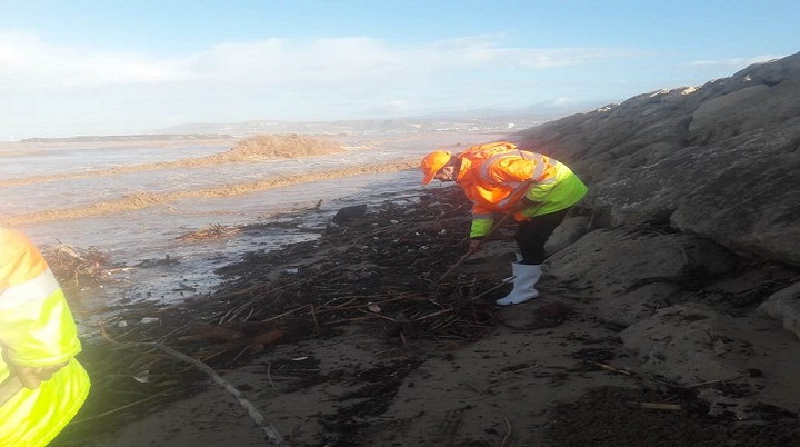 أكادير: أطنان من مخلفات الأمطار بالشاطئ تستنفر سواعد عمال الإنعاش الوطني لدعم مجهودات عمال النظافة