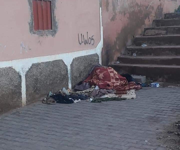 صخور الرحامنة : متشرد يفترش الأرض ويلتحف السماء في عز برودة الطقس