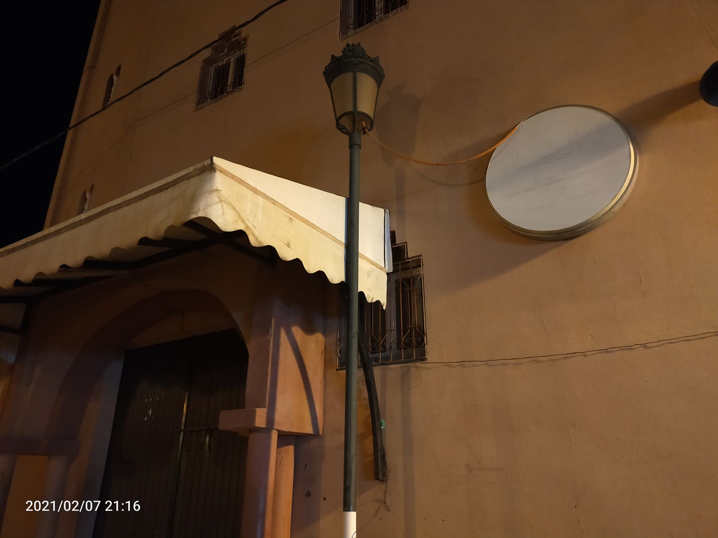 إبن جرير : عمودان كهربائيان يشكلان خطرا على تجار وزوار المركب التجاري البلدي.