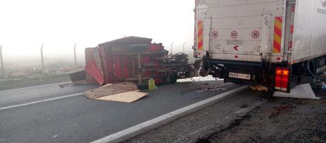 الرحامنة : الضباب يتسبب في اصطدام تريبورتور بشاحنة كبيرة