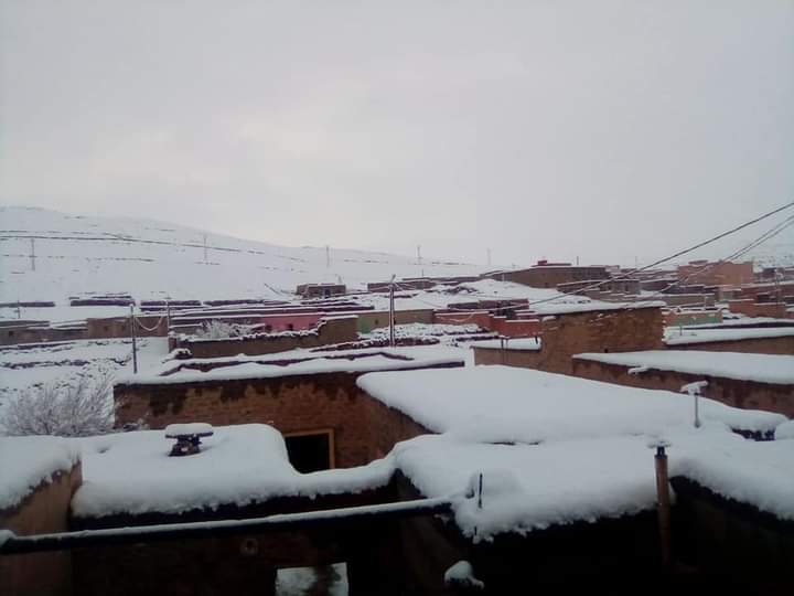 هكذا تبدو أمسمرير وتلمي بعد تساقطات “الثلوج” الأخيرة (صور)