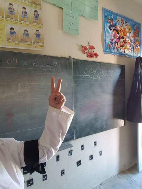 الأساتذة المتعاقدون يواصلون الاحتجاج بحمل “الشارة السوداء” داخل المؤسسات التعليمية