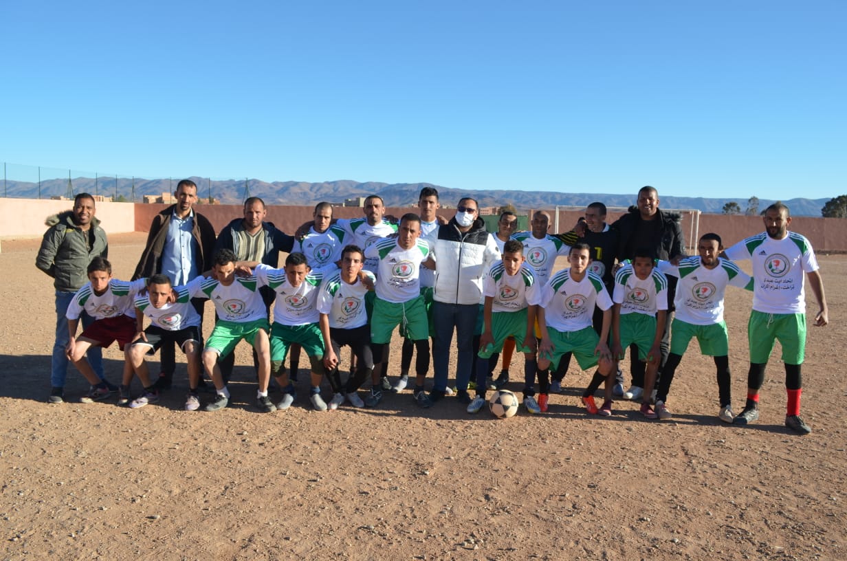 قلعة مكونة.. تعاونية توزع كرات وأقمصة رياضية على الشباب بملعب الشرقية