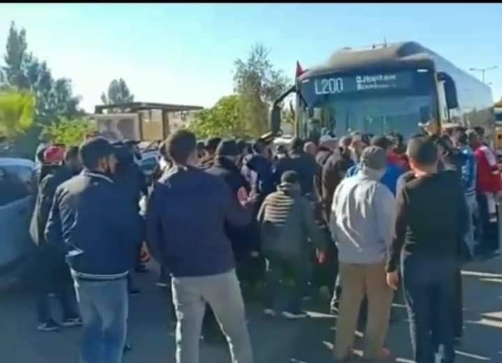 وقفة احتجاجية لأصحاب سيارات الأجرة من نوع الحجم الكبير امام عمالة النواصر تثير الجدل؟؟؟