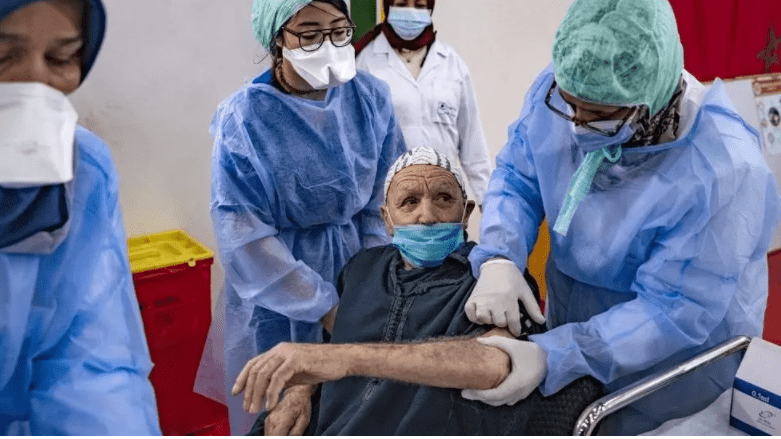 وسائل إعلام إسبانية..المغرب من بين الدول الرائدة في العالم في مجال تحصين سكانه من فيروس كورونا