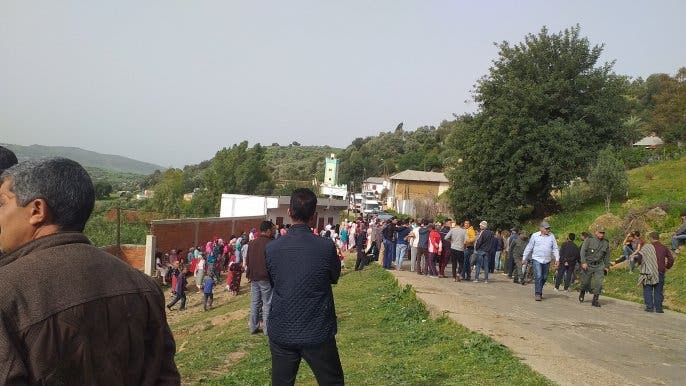 انقلاب سيارة للنقل المدرسي بضواحي وازان