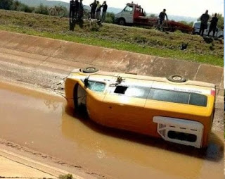 سقوط سيارة للنقل المدرسي بقناة للري ضواحي أيت أورير