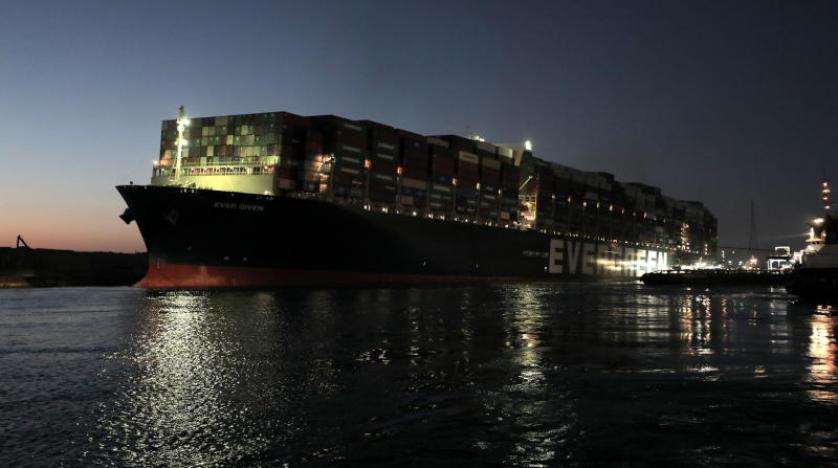 اللحظات الأولى لتحريك السفينة الجانحة بقناة السويس(فيديو)