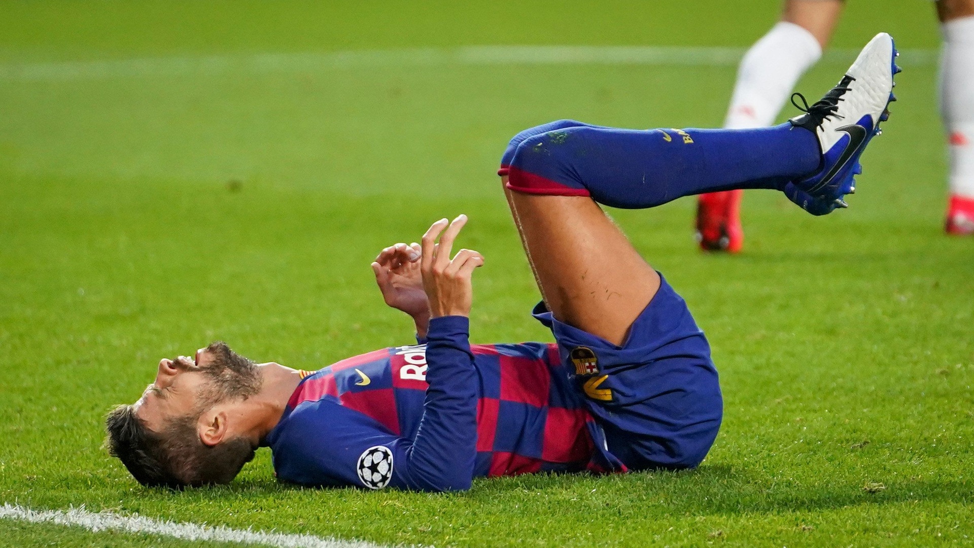 نادي برشلونة: إصابة اللاعب بيكيه