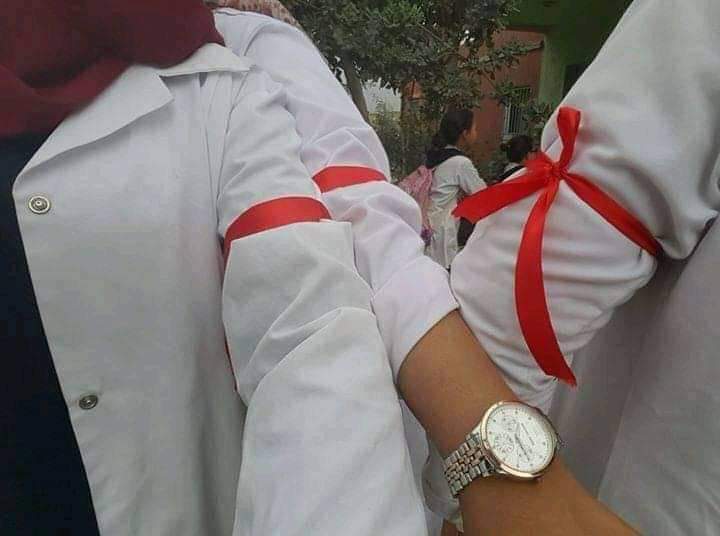 تلاميذ المغرب يقررون حمل الشارة الحمراء تضامنا مع أساتذتهم