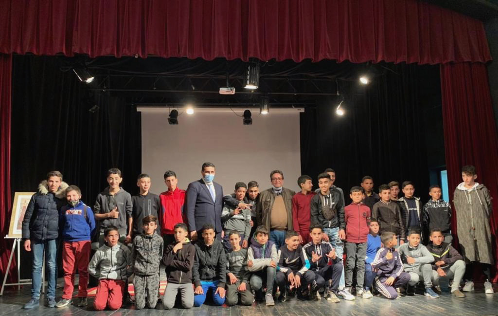 العامل جاري و مندوب الشبيبة والرياضة في لقاء مع أطفال الفنيدق بحضور نجم الراب “الحر”